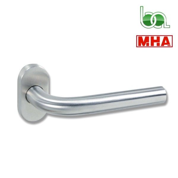 JUEGO DE MANILLA CON ESCUDO ROSETA OVALADA CON MUELLE RECUPERABLE INOX PARA PUERTAS MOD.808L MHA