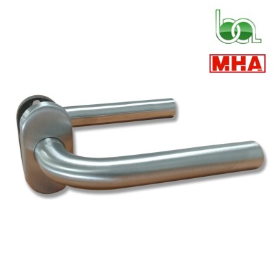 JUEGO DE MANILLA CON ESCUDO ROSETA OVALADA CON MUELLE RECUPERABLE INOX PARA PUERTAS MOD.808L MHA