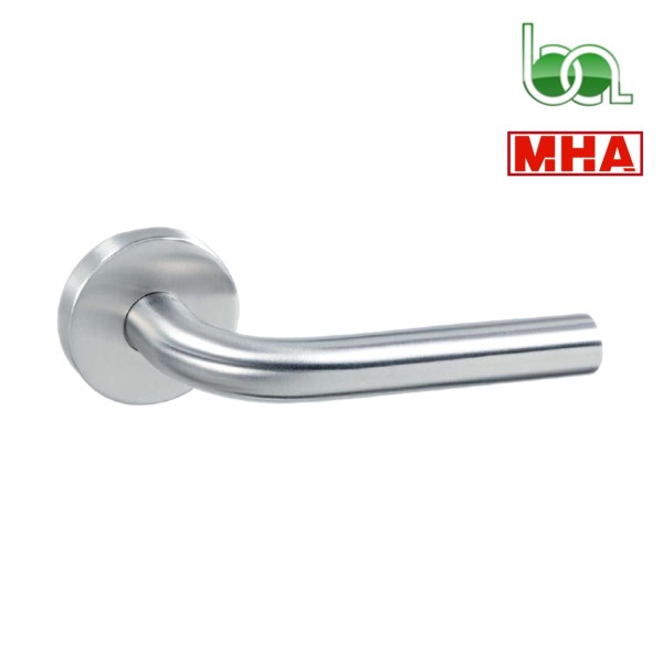 JUEGO DE MANILLA CON ESCUDO ROSETA REDONDA CON MUELLE RECUPERABLE INOX PARA PUERTAS MOD.811L MHA