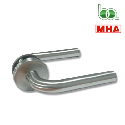 JUEGO DE MANILLA CON ESCUDO ROSETA REDONDA CON MUELLE RECUPERABLE INOX PARA PUERTAS MOD.811L MHA