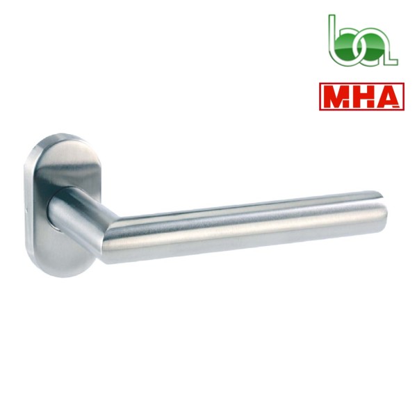 JUEGO DE MANILLA RECTA CON ESCUDO ROSETA OVALADA CON MUELLE RECUPERABLE INOX PARA PUERTAS MOD.894 MHA