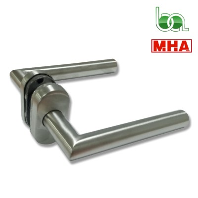 JUEGO DE MANILLA RECTA CON ESCUDO ROSETA OVALADA CON MUELLE RECUPERABLE INOX PARA PUERTAS MOD.894 MHA