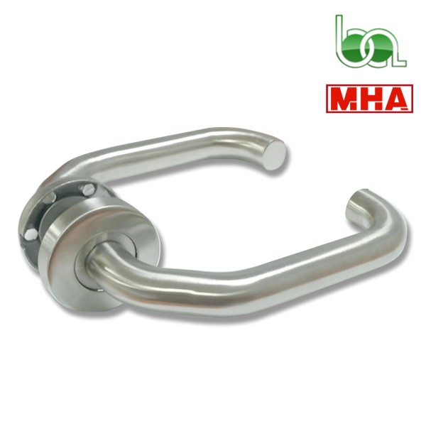 JUEGO DE MANILLA ANTIENGANCHE CON ESCUDO ROSETA REDONDO CON MUELLE RECUPERABLE INOX PARA PUERTAS MOD.804 MHA